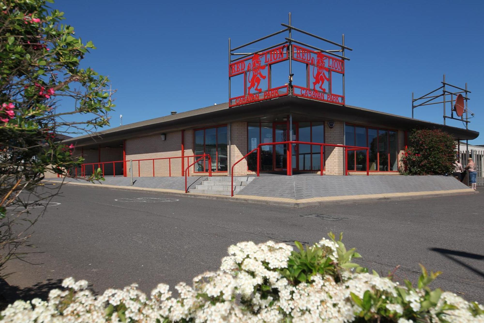 Red Lion Holiday Park Арброт Екстериор снимка